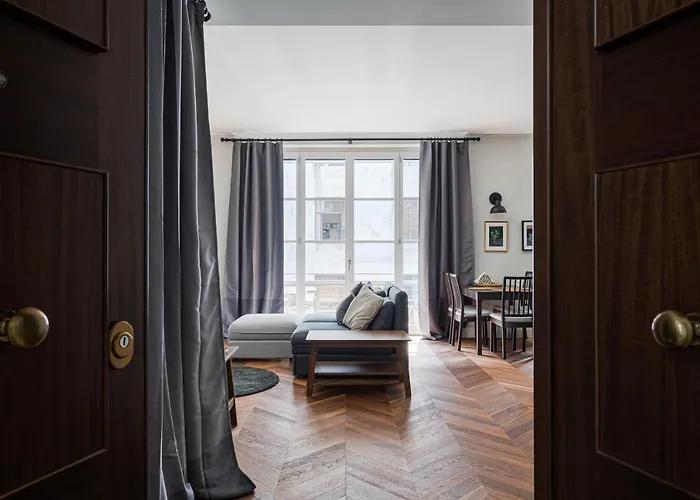 Wide And Bright Two Bedroom Apartment- Via Freguglia