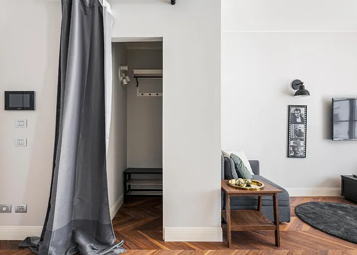Wide And Bright Two Bedroom Apartment- Via Freguglia