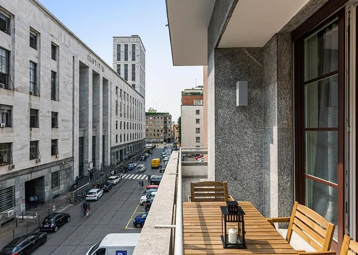 Wide And Bright Two Bedroom Apartment- Via Freguglia